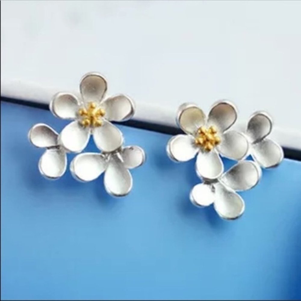 Flowers Sterling Silver .925K SS Post Earrings  New - Picture 2 of 4